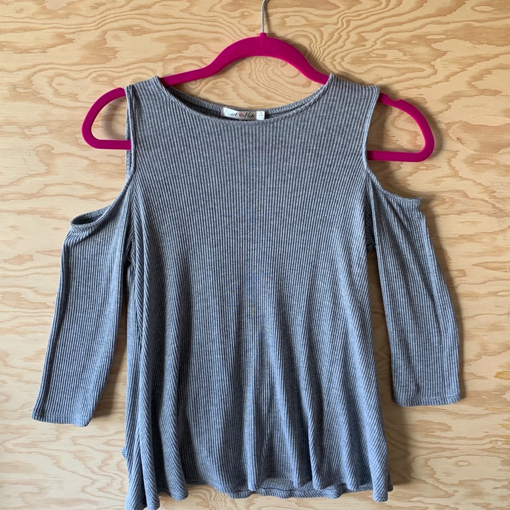 Shoulder-less grey top